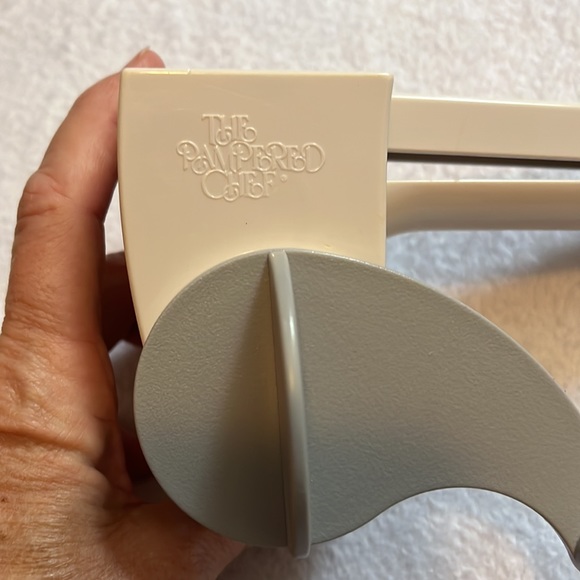 Vintage Pampered Chef Deluxe Cheese Grater - Picture 2 of 6